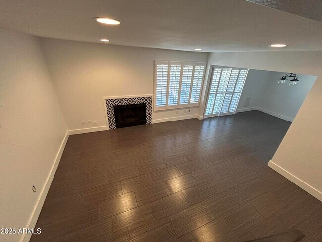 Foto del edificio - 320 E LARKSPUR Ln