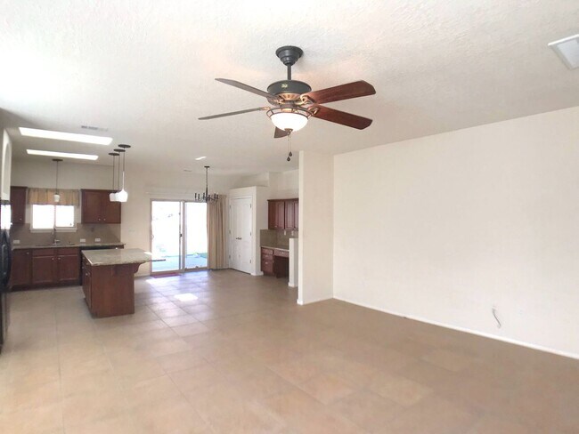 Foto del edificio - Spacious 2 bedroom home in gated 55+ Community w/ community pool in Bernalillo/Rio Rancho. Close ...