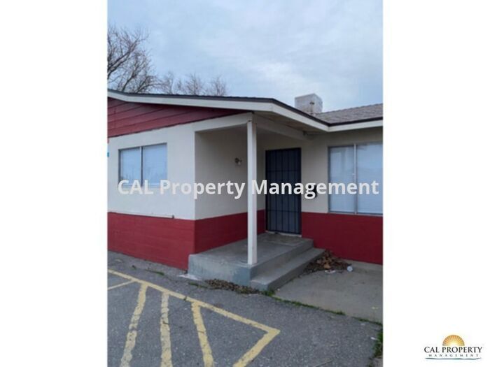 Primary Photo - Single level 2 bedroom 1 bath apartment wi...