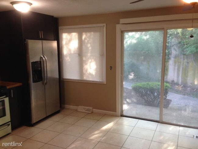 Building Photo - 3 br, 1.5 bath Condo - 119 Towne House Rd