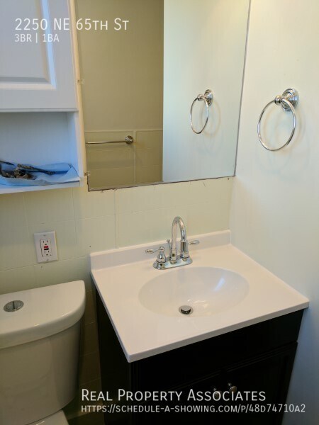 Building Photo - Amazing 3 bedroom 1 bathroom apartment in ...