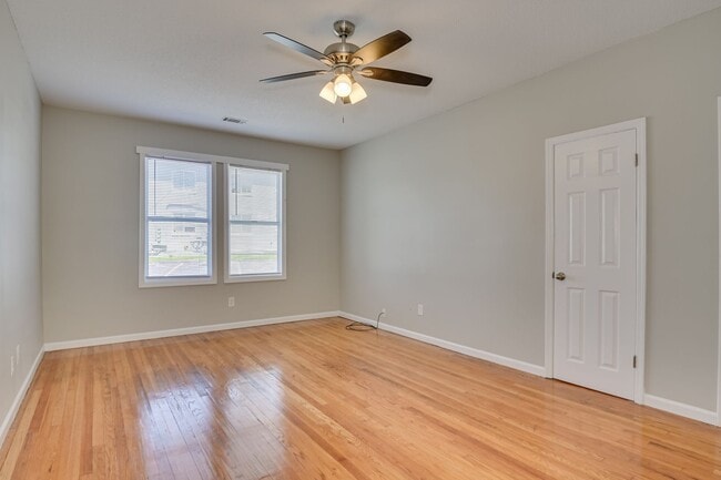 Building Photo - Charming 2-Bed with Spacious Living - PET ...
