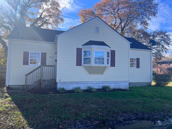 Building Photo - CHESAPEAKE - CUTE RENOVATED 3 BEDROOM COTTAGE