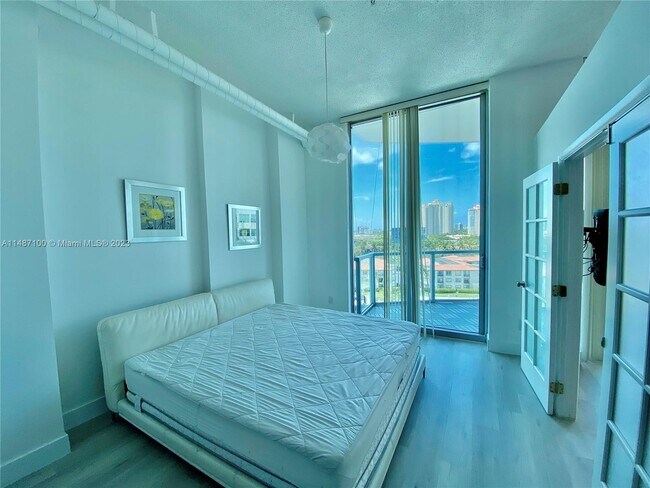 Foto del edificio - 3029 NE 188th St