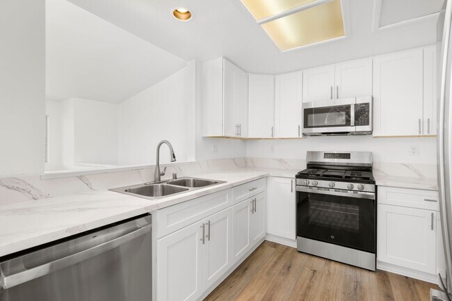 Foto del edificio - BRAND NEWLY RENOVATED 3BD/2BA Condo in the...