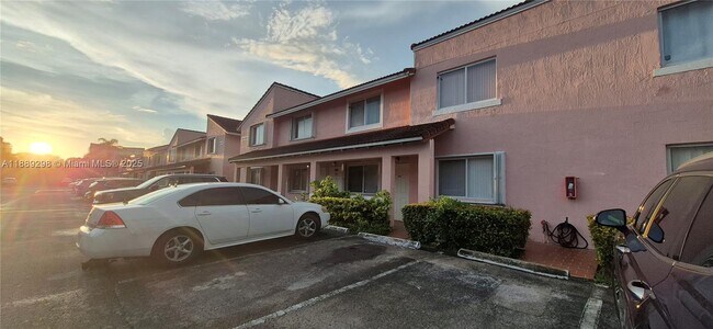 Foto del edificio - 8019 Lake Dr