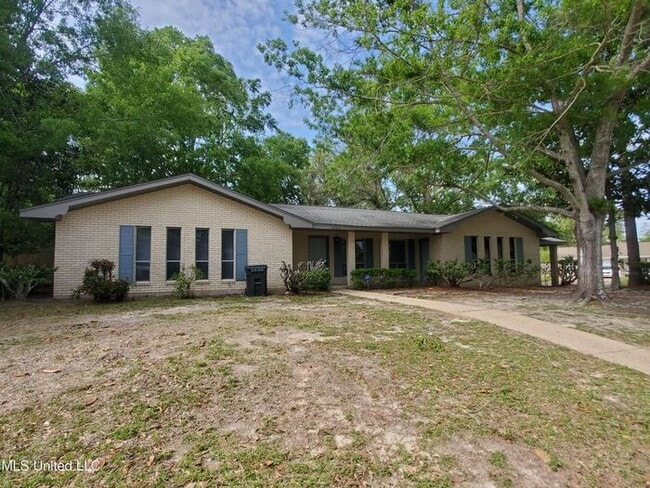 Building Photo - 2302 Robert Dr