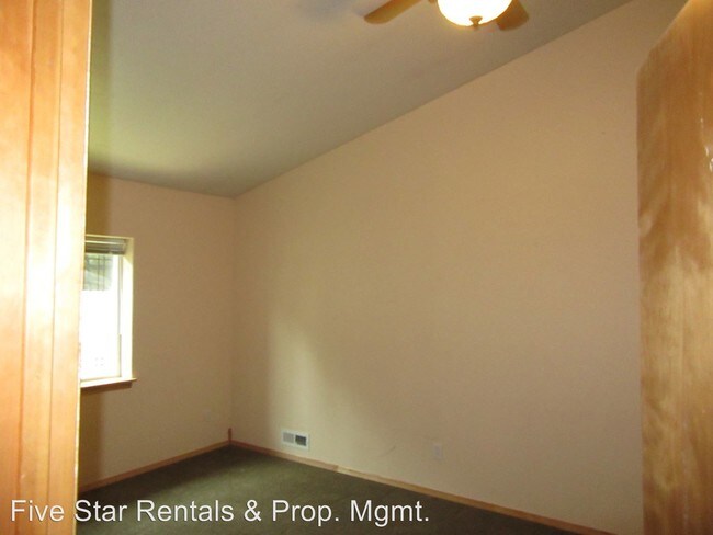 Building Photo - 4 br, 2 bath House - 1028 E. 3rd Street