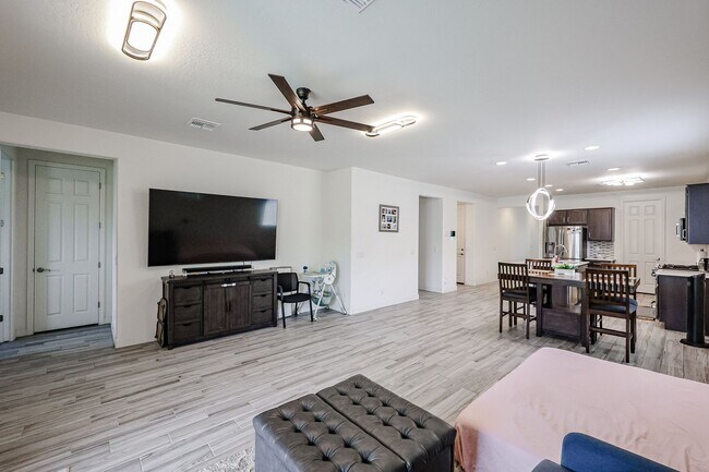 Foto del edificio - Welcome to this modern 3-bedroom PLUS, 2-b...