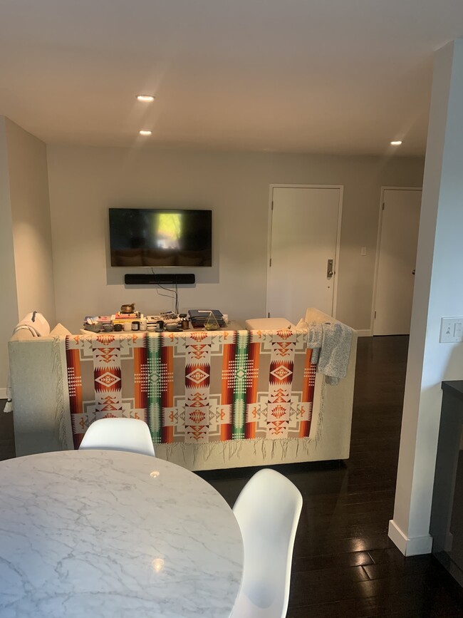 Foto del edificio - 8421 Clinton St