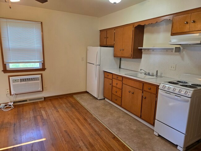 Espacio de cocina/sala de estar - 728 N Main St