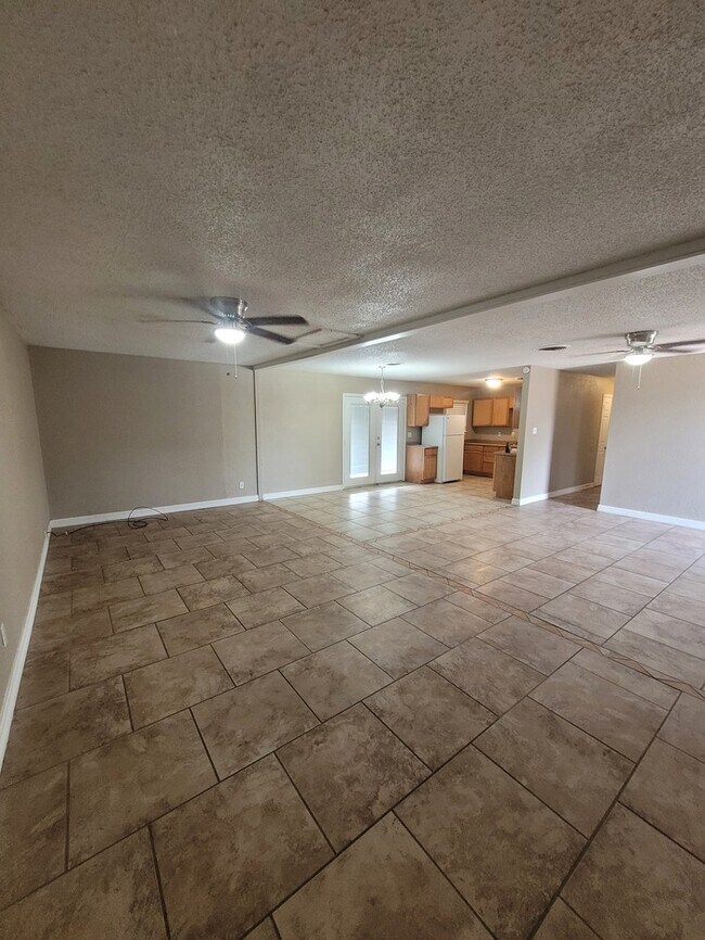 Foto del edificio - 3 bed 2 bath with large backyard!