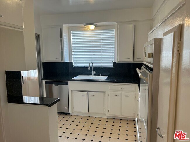 Foto del edificio - 237 N Almont Dr