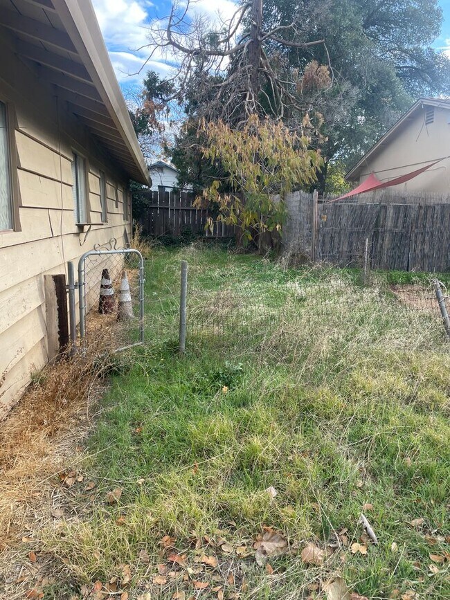 Foto del edificio - Two Bedroom, One Bathroom Home In Convenie...