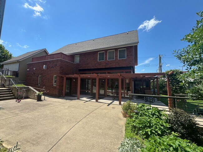 Building Photo - Beautiful 2 bed /1 bath condo in desirable Germantown - walking distance to coffee shops, restaur...