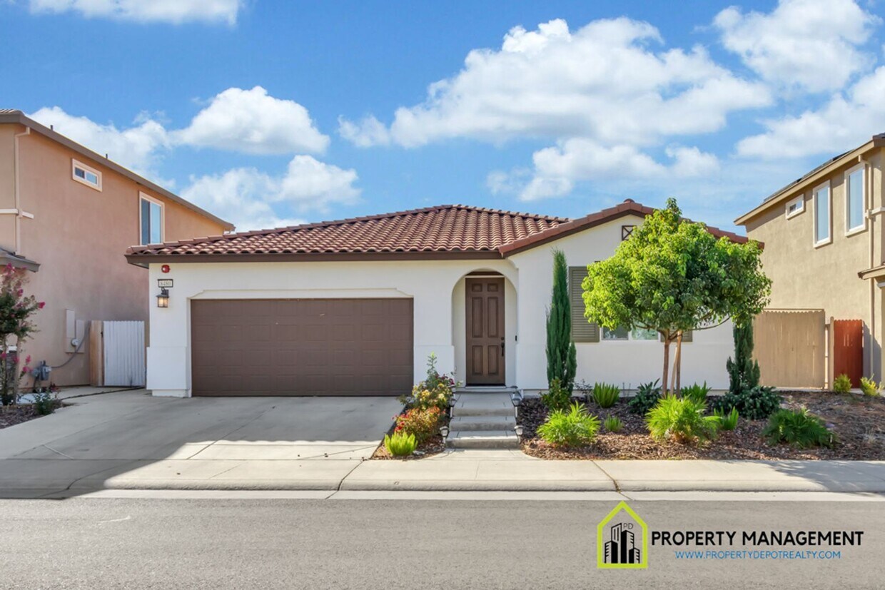 Foto principal - Modern and Spacious 4-Bedroom Home for Rent!
