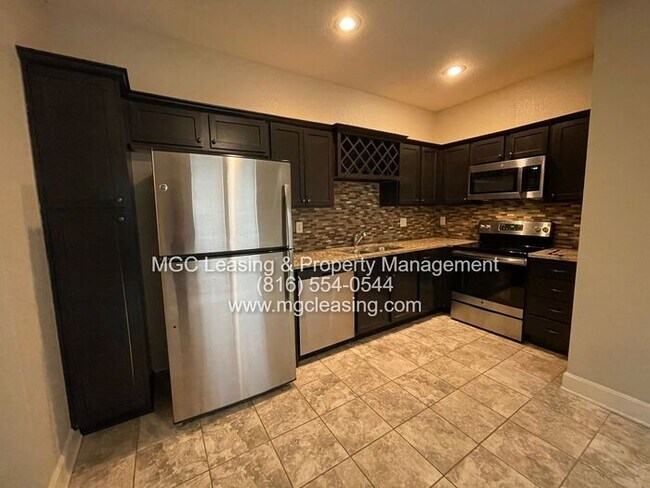 Foto del edificio - Eagle Creek Townhome - Unlock One Month Free with a May Move-In & 13-Month Lease