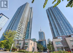 Building Photo - 15 Fort York Blvd