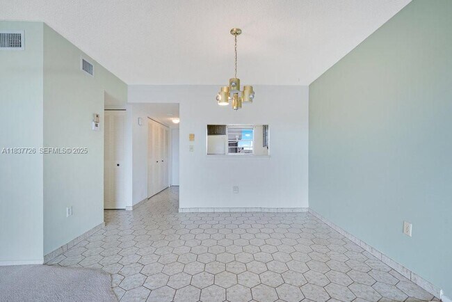 Foto del edificio - 2998 Sunrise Lakes Dr W