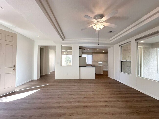 Foto del edificio - 4684 Riva De Romanza St