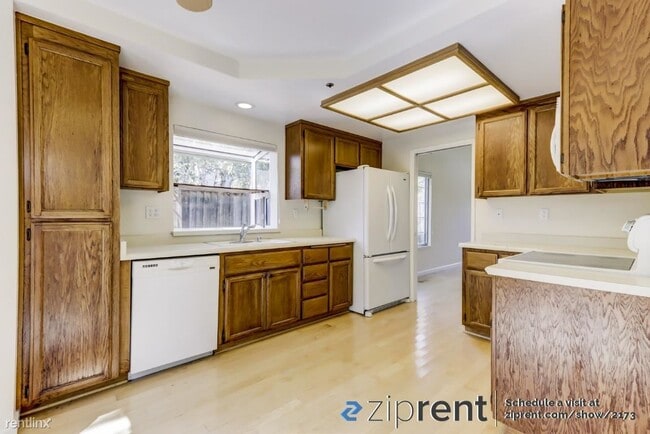 Building Photo - 55 Bayport Ct