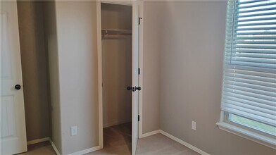 Building Photo - 100 Willow Dr