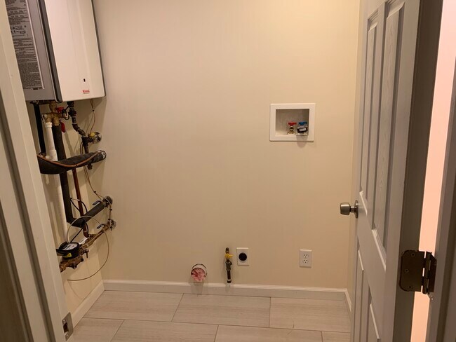 Building Photo - 9237 Root Dr