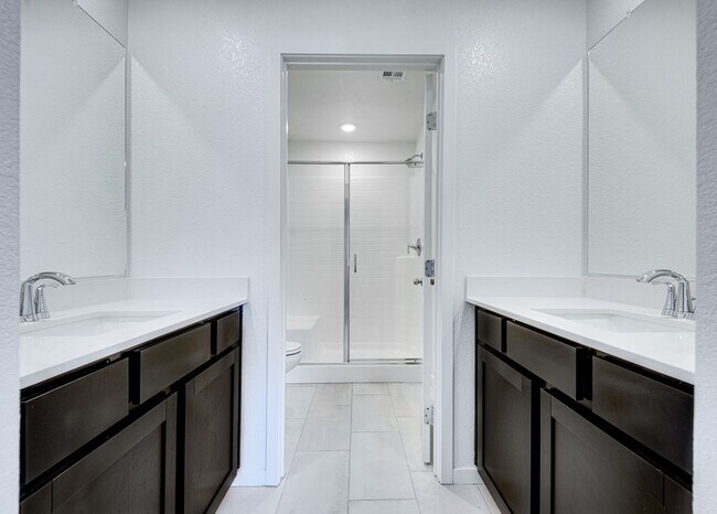 Foto del edificio - Modern townhome with open-concept layout