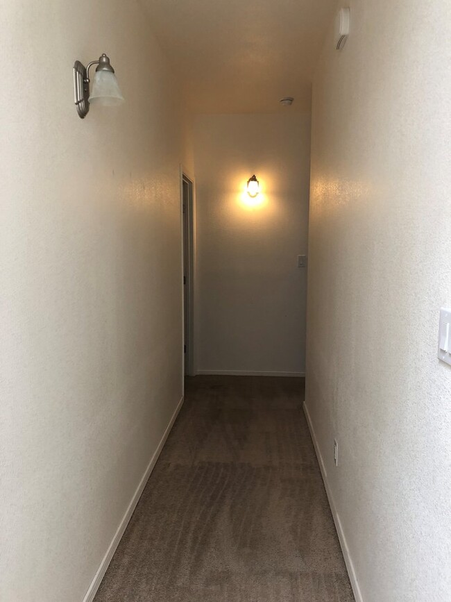 Building Photo - 3 bedroom 2 bathroom Townhome