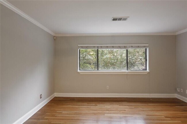 Foto del edificio - 880 Glendale Terrace NE