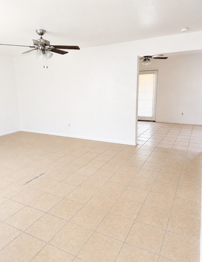 Building Photo - 3091 S Del Mar Ave