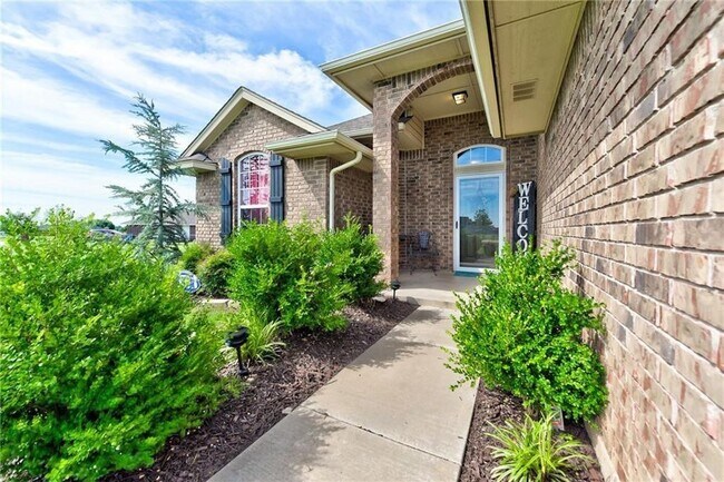 Building Photo - NOVEMBER RENT FREE + 4 Bedroom Home in Pie...