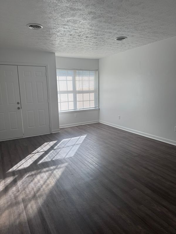 Foto principal - 3210 Brookside Dr NW