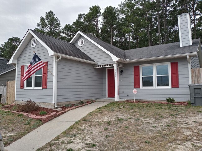 Building Photo - 3 bd/ 2 ba located MINUTES from Fort Bragg! Quiet Neighborhood!