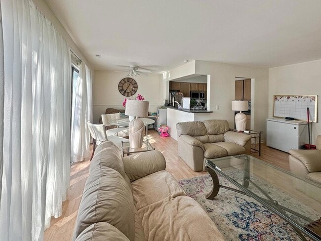 Building Photo - 209 W Ct of Shorewood