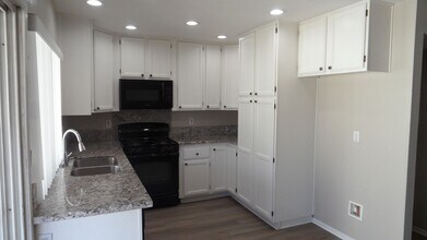 Building Photo - 2862 N Cottonwood St