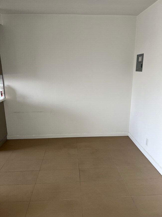 Foto del edificio - 1626 N Hobart Blvd