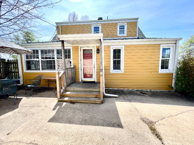 Building Photo - 1312 W Green St