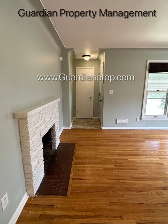 Building Photo - Crosstown Side By Side, Washer/Dryer In Unit, 1 Garage Space, Hardwood Floors, Dishwasher