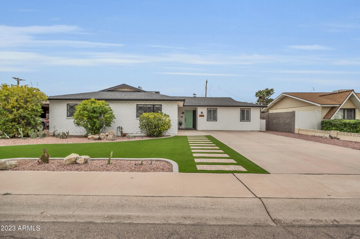 Primary Photo - 8335 E Weldon Ave