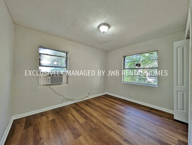 Foto del edificio - 239 E 16th St