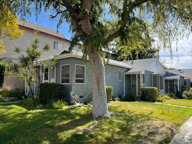 Building Photo - 606 E Providencia Ave