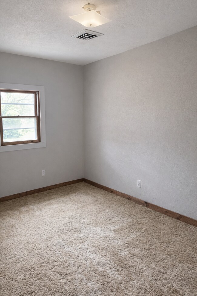 Foto del edificio - Renovated 2BR House | Storage Shop Included | All Animals Welcome | El Dorado Springs MO