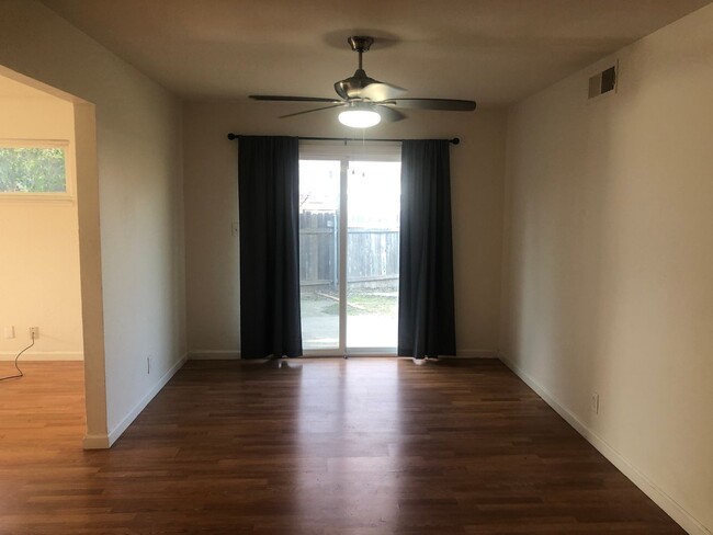 Building Photo - 3 Bedroom 2 Bath 1/2 Plex in Rancho Cordov...