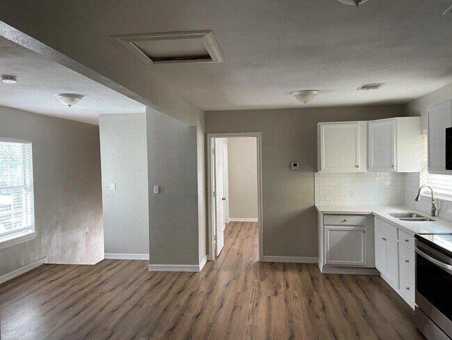 Building Photo - 1308 Genova St