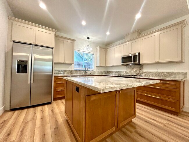 Foto del edificio - Beautiful 2bd/1ba 900 sq. ft. ADU in Roseville! Own private driveway! SOLAR!