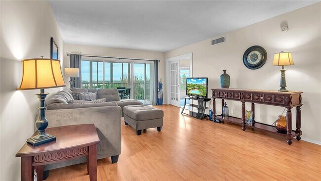 Building Photo - 3150 N Palm Aire Dr