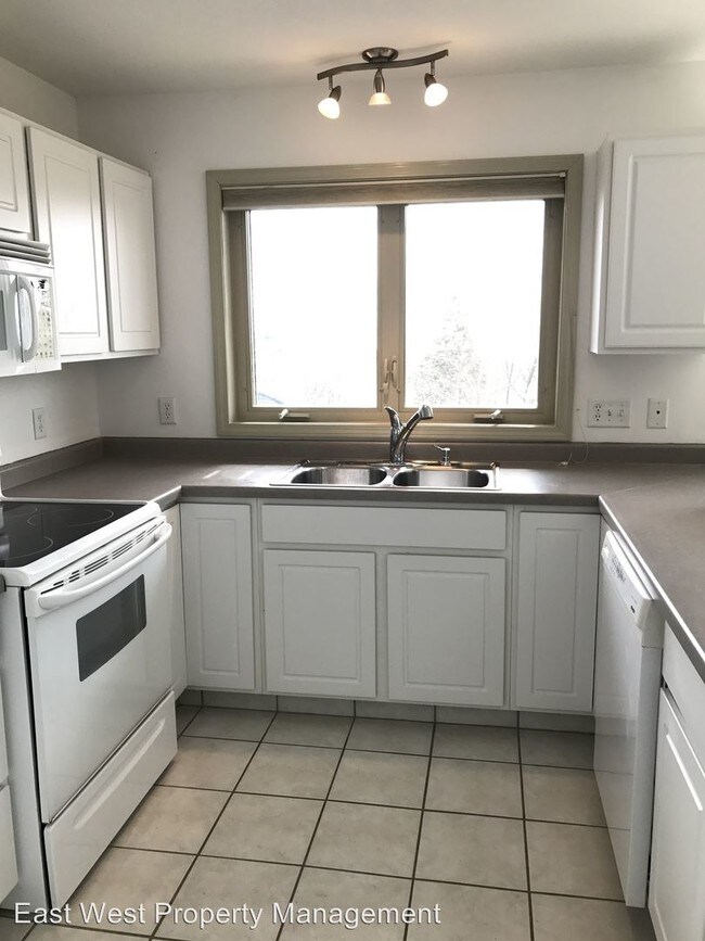 Building Photo - 1424 E Skyline Pky