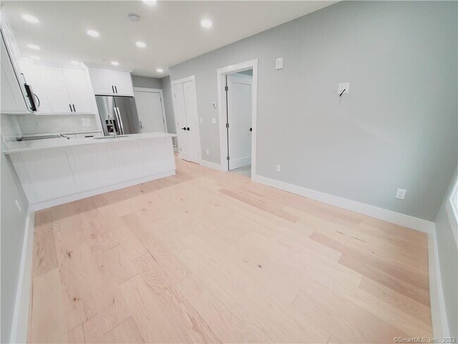 Foto del edificio - 492 Glenbrook Rd