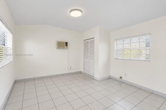 Building Photo - 3640 SW 25th St